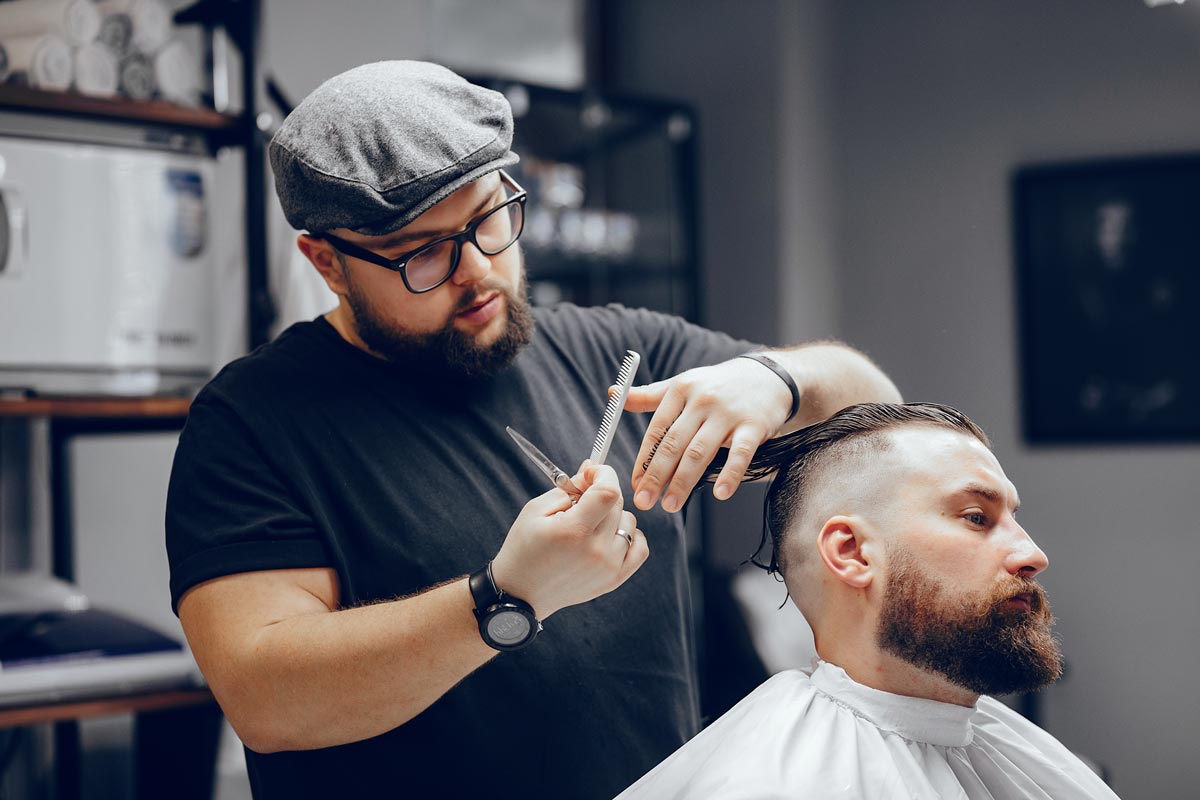 potong rambut ? Rapihin aja, di barberpedia tidak asal ngerapihin style rambut, konsultasikan dlu